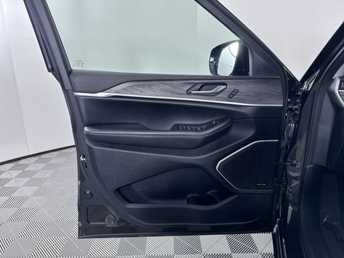 Used 2023 Jeep Grand Cherokee Limited AWD/4WD image 30