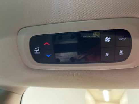 Used 2024 Chrysler Pacifica Touring-L FWD image 18