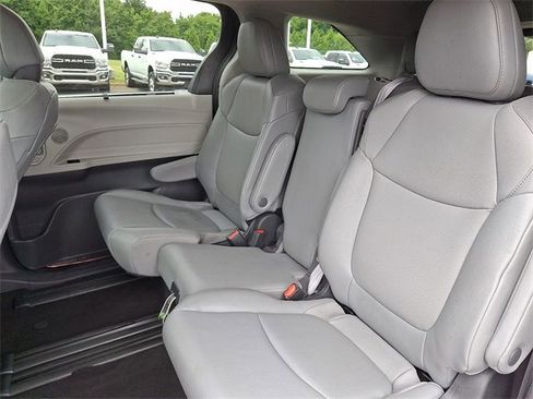 Used 2023 Toyota Sienna XLE image 9