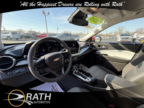 Used 2025 Chevrolet Trax LT image 13