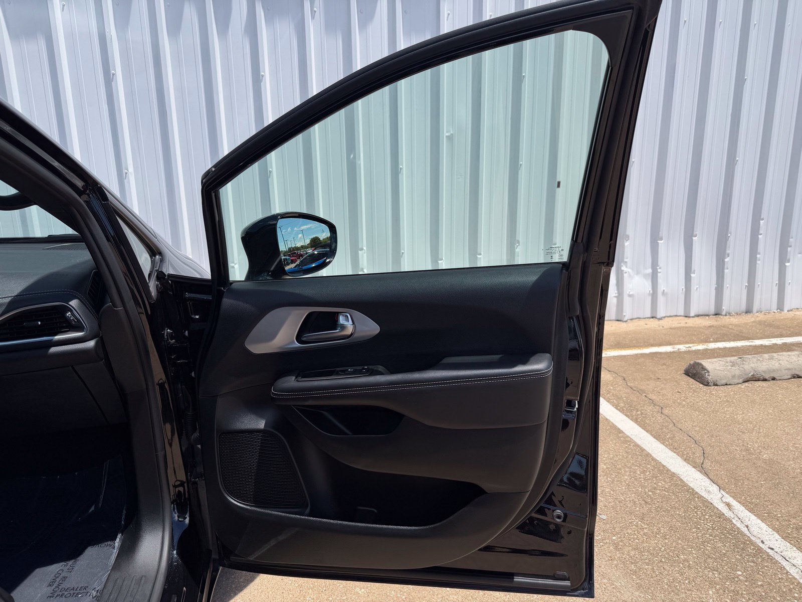 Used 2025 Chrysler Pacifica Limited FWD image 26
