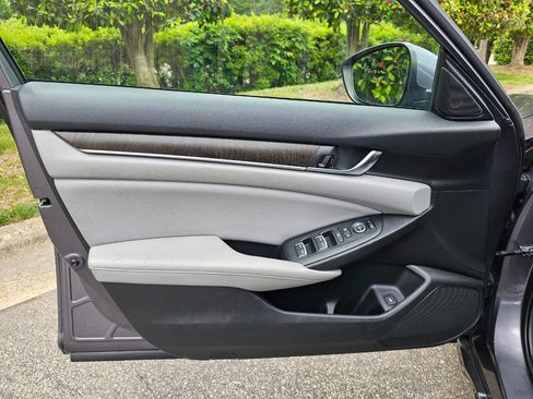 Used 2018 Honda Accord EX image 10