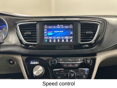 Used 2020 Chrysler Pacifica Touring-L image 40