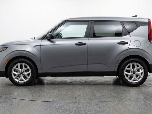 Used 2025 Kia Soul LX w/ LX Technology Package FWD image 5