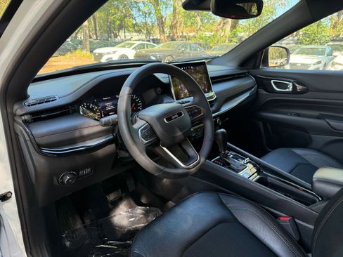 Used 2025 Jeep Compass Trailhawk image 30