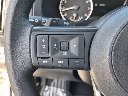 Used 2025 Nissan Pathfinder S FWD image 32