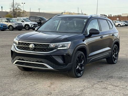 Used 2023 Volkswagen Taos SE w/ Black Wheel Package image 6