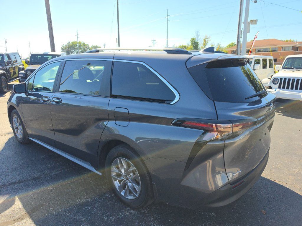 Used 2025 Toyota Sienna XLE FWD image 5