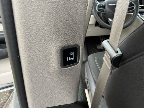 Used 2023 Chrysler Voyager LX FWD image 28