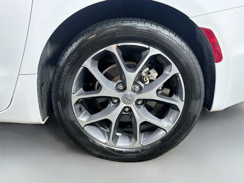 Used 2022 Chrysler Pacifica Touring-L w/ Uconnect Theater Family Group FWD image 32