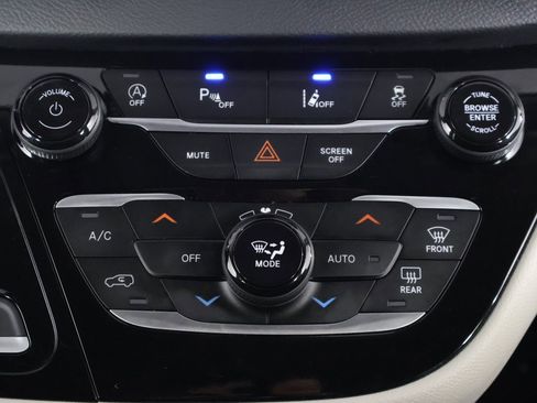 Used 2024 Chrysler Pacifica Touring-L image 44