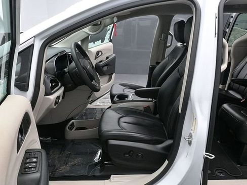 Used 2023 Chrysler Pacifica Touring-L image 15