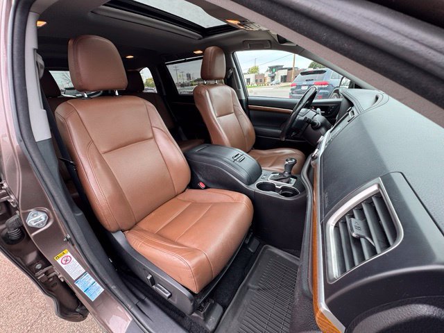 Used 2017 Toyota Highlander Limited AWD/4WD image 11