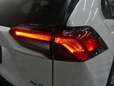 Used 2019 Toyota RAV4 XLE Premium image 16