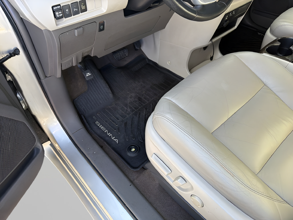 Used 2017 Toyota Sienna XLE w/ XLE Navigation Package FWD image 16