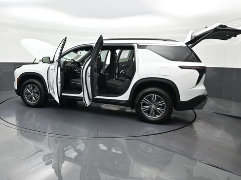 Used 2025 Chevrolet Traverse LT w/ Driver Confidence Package FWD image 36