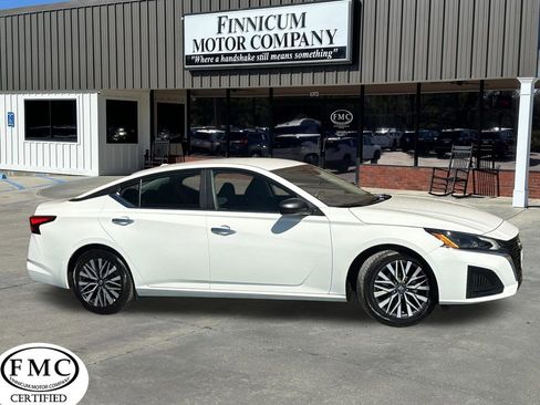 Used 2025 Nissan Altima 2.5 SV image 1