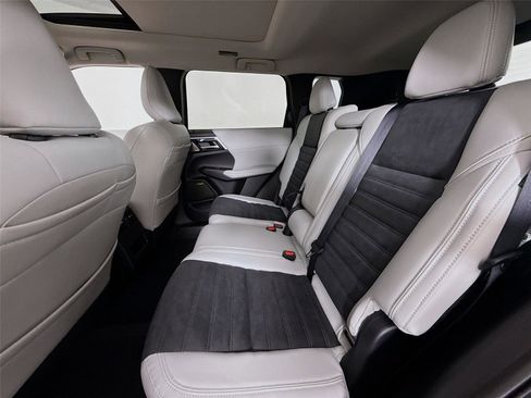 New 2025 Mitsubishi Outlander SE image 24