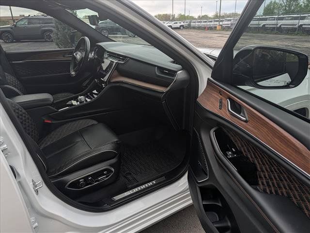 Used 2023 Jeep Grand Cherokee Summit w/ Advanced Protech Group IV AWD/4WD image 13