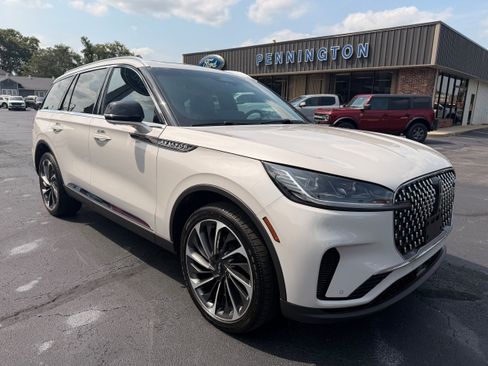 Used 2025 Lincoln Aviator Reserve w/ Equipment Group 201A AWD/4WD image 2