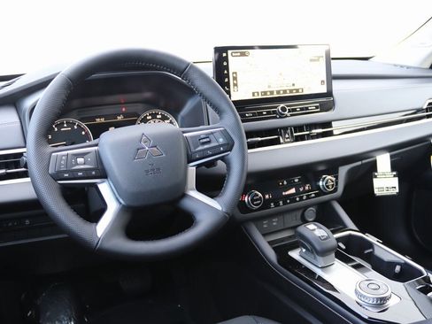 New 2026 Mitsubishi Outlander SE image 21