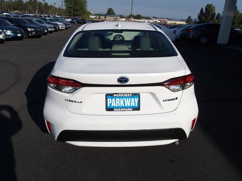 Used 2021 Toyota Corolla LE w/ Carpet Mat Package (TMS) FWD image 4