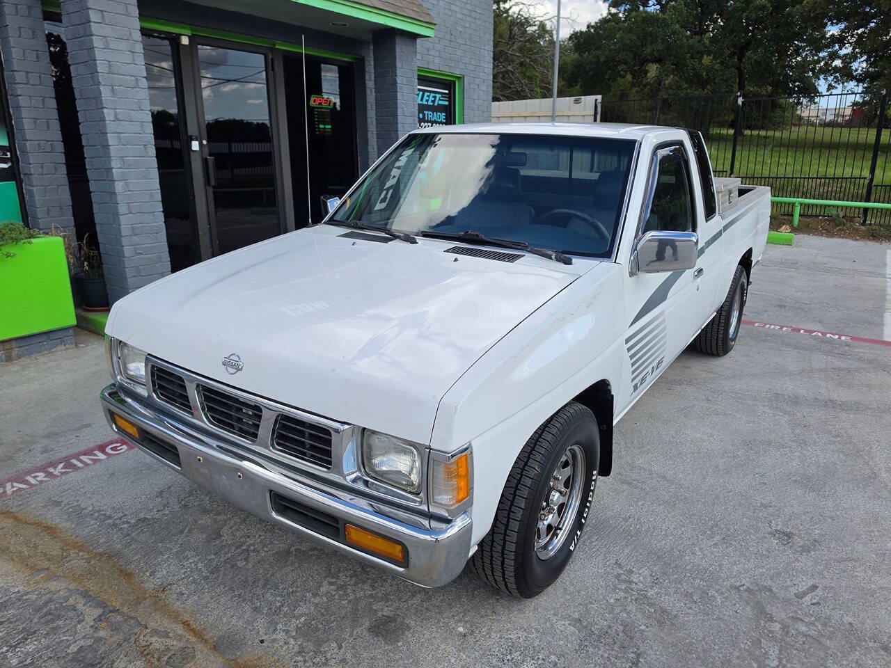 Used 1995 Nissan Pickup XE RWD image 3