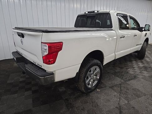 Used 2018 Nissan Titan SV image 10