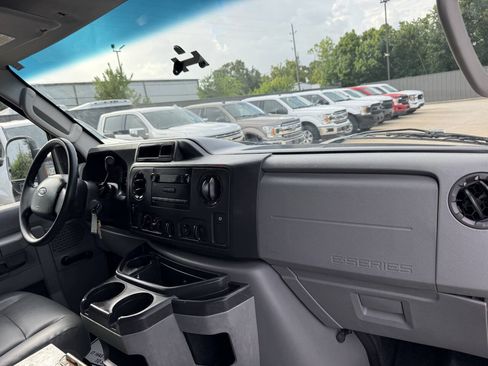 Used 2014 Ford E-150 and Econoline 150 RWD image 12