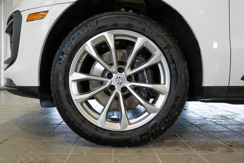 Certified 2026 Porsche Macan AWD/4WD image 11