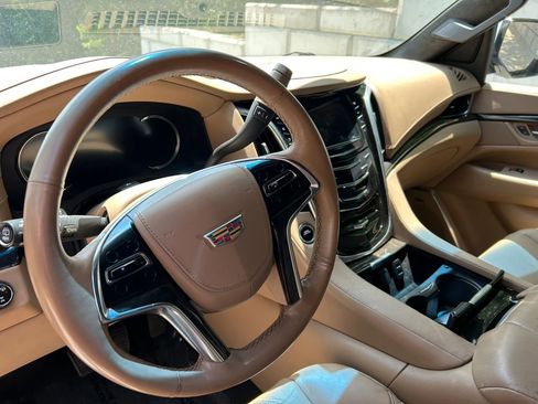 Used 2020 Cadillac Escalade ESV Platinum AWD/4WD image 3