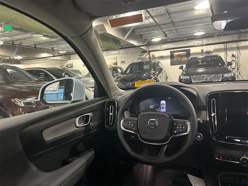 Certified 2025 Volvo XC40 B5 Core image 23
