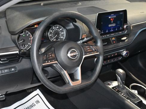 Used 2024 Nissan Altima 2.5 SV FWD image 2