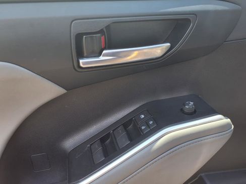 Used 2022 Toyota Highlander XLE image 8