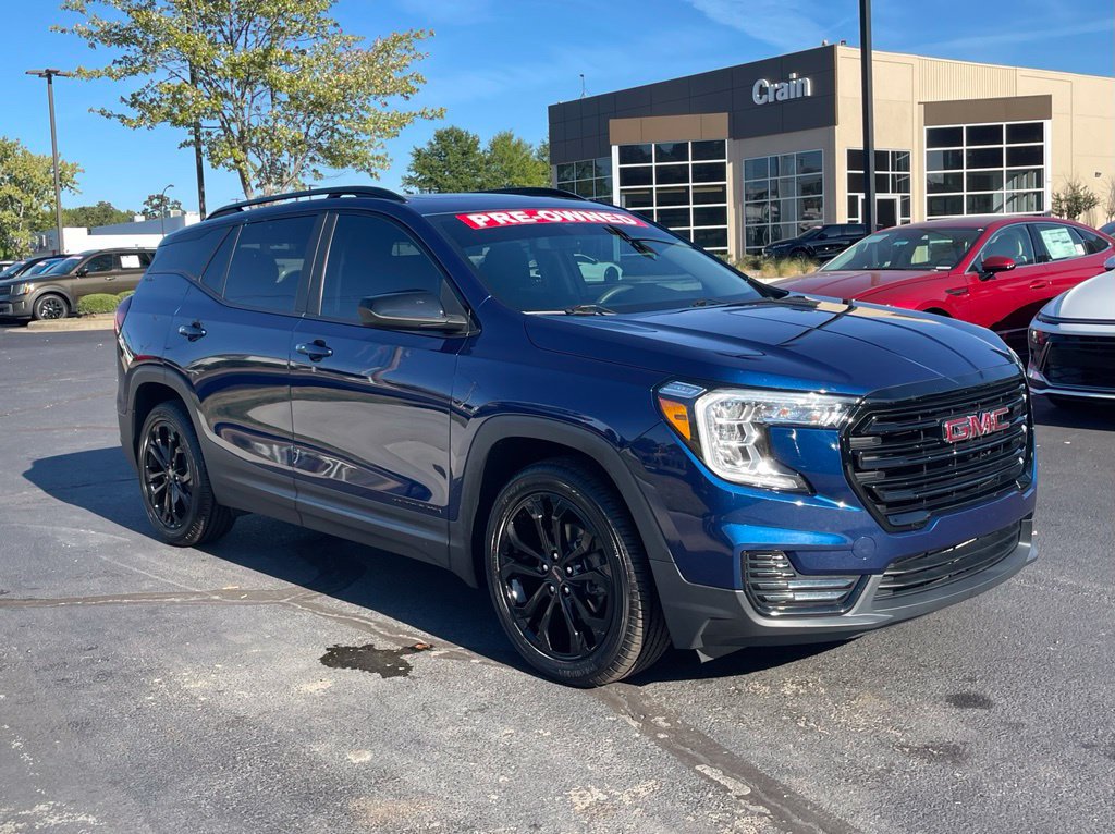 Used 2022 GMC Terrain SLE w/ Driver Convenience Package FWD image 2