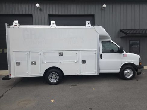 Used 2017 Chevrolet Express 3500 RWD image 5