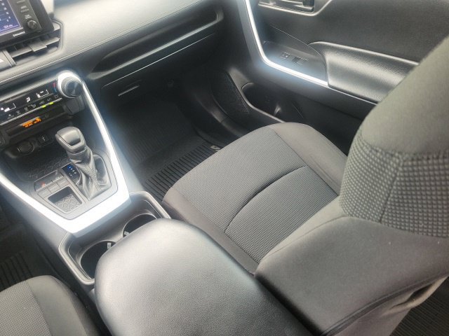 Used 2021 Toyota RAV4 LE FWD image 16