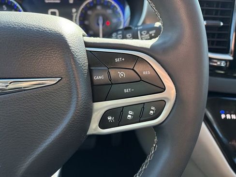 Used 2024 Chrysler Pacifica Touring-L image 9