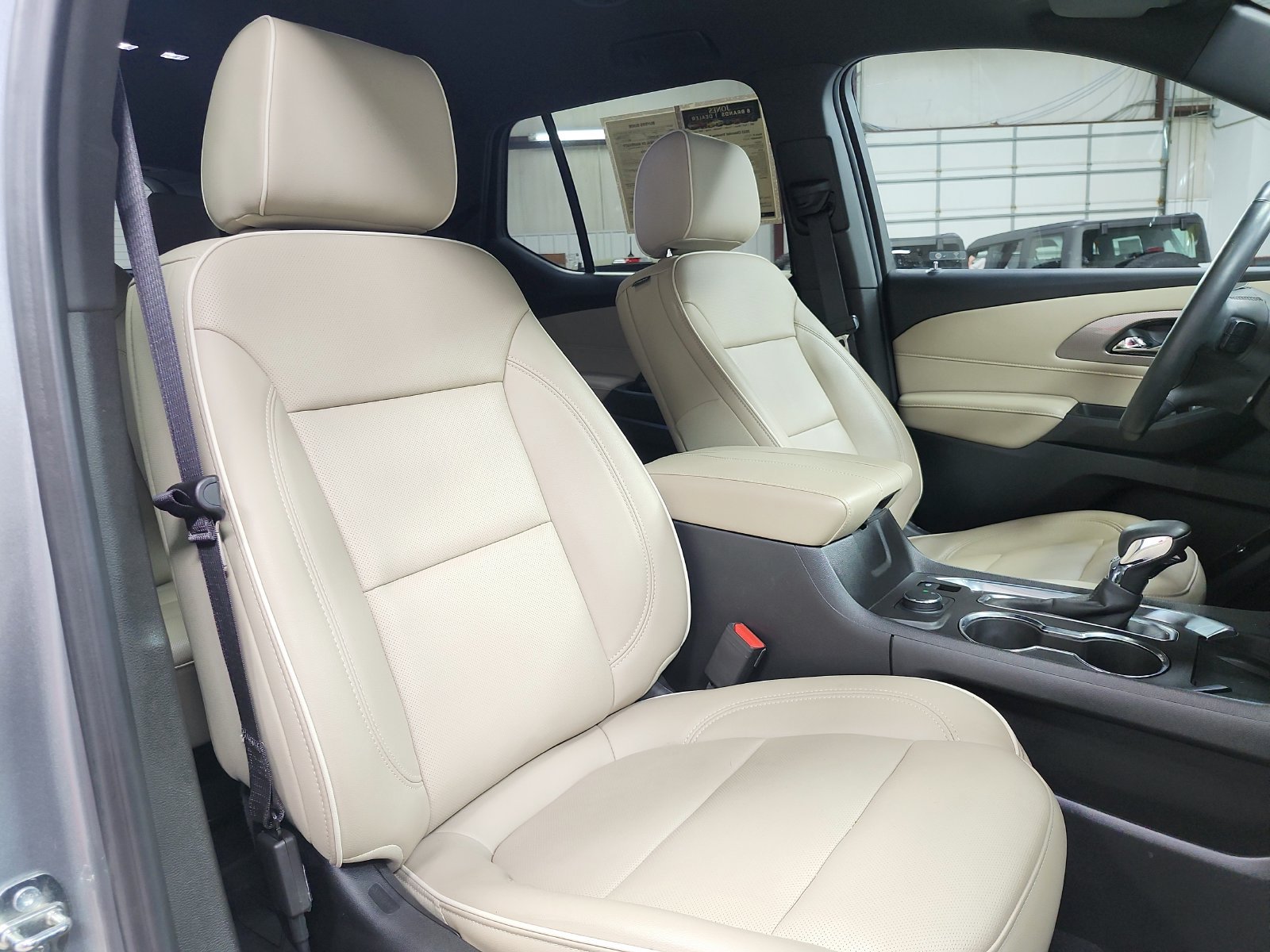 Used 2023 Chevrolet Traverse Premier FWD image 42