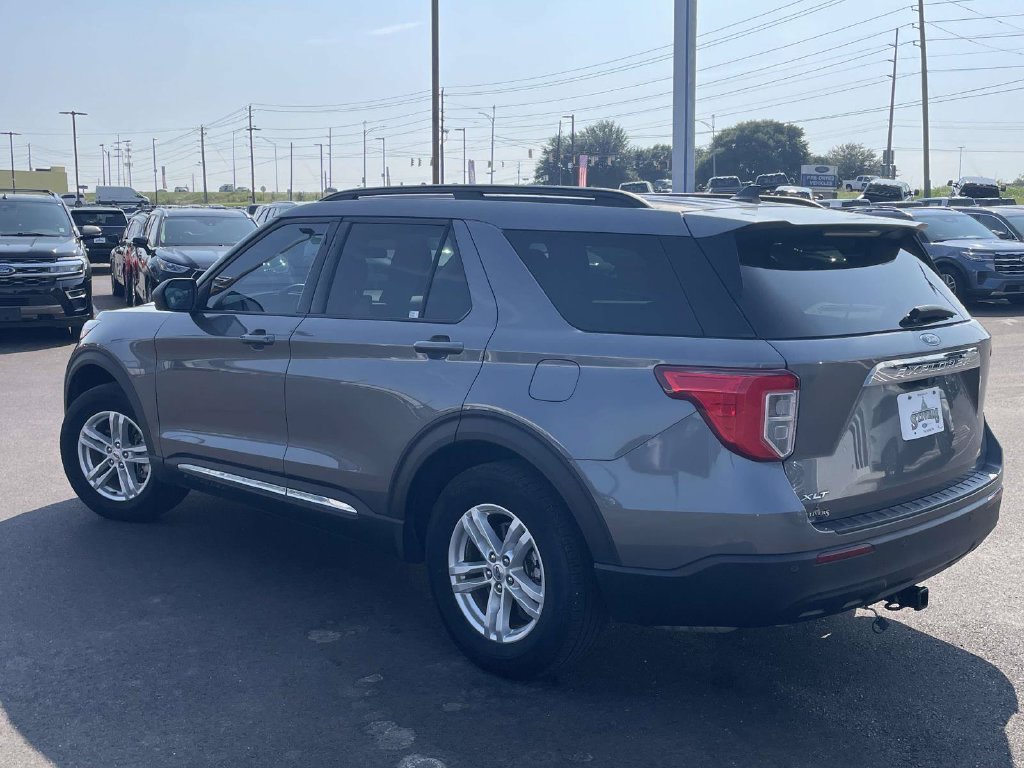 Certified 2023 Ford Explorer XLT RWD image 5