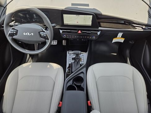 New 2025 Kia Niro EX Touring image 18