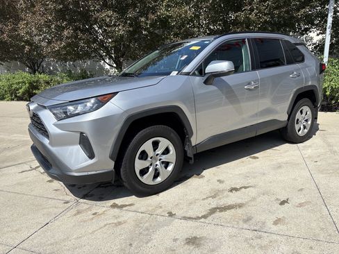 Used 2021 Toyota RAV4 LE AWD/4WD image 3