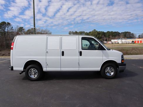 Used 2023 Chevrolet Express 2500 w/ Driver Convenience Package image 10