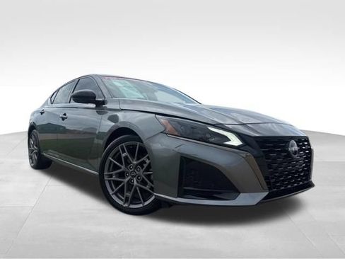 Used 2023 Nissan Altima 2.0 SR FWD image 2