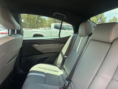 Used 2025 Toyota Camry SE w/ Convenience Package FWD image 18