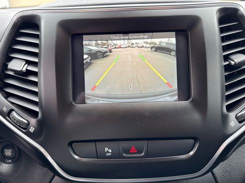 Used 2019 Jeep Cherokee Latitude Plus AWD/4WD image 30
