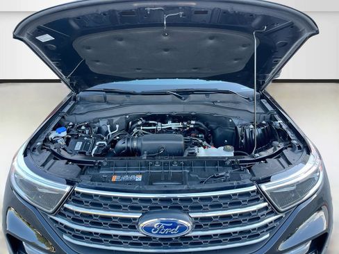 Used 2024 Ford Explorer XLT w/ Equipment Group 202A AWD/4WD image 32