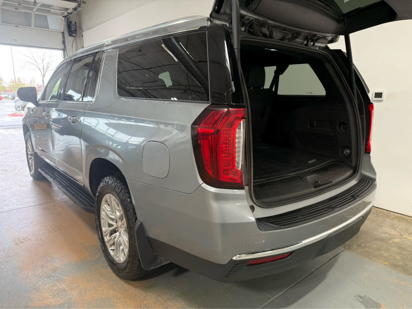 Used 2023 GMC Yukon XL SLT AWD/4WD image 3