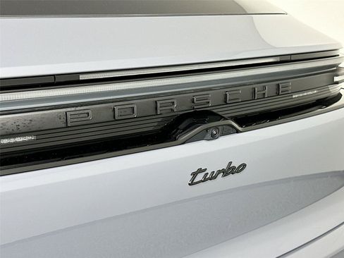 Certified 2025 Porsche Macan Turbo Electric AWD/4WD image 17