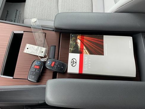 Used 2021 Toyota Sienna LE AWD/4WD image 9